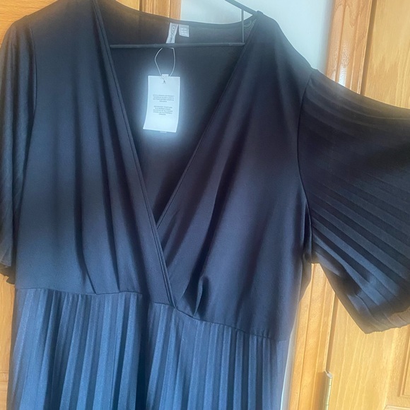 ASOS CURVE pleated maxi with SLEEVES. NWT - Picture 2 of 4